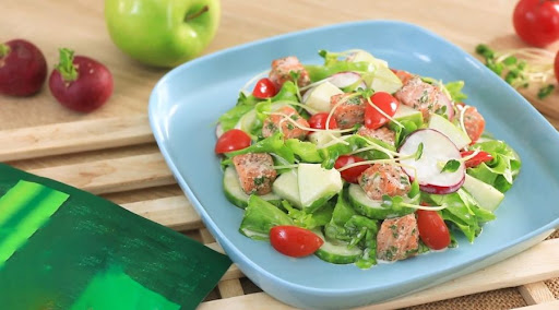 Salad cá hồi rau củ- Một trong những món ăn đãi tiệc tân gia không thể thiếu